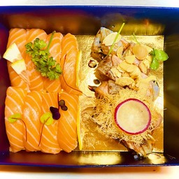 Salmon Lovers (8 pezzi nigiri + 8 pezzi uramaki) - 1002